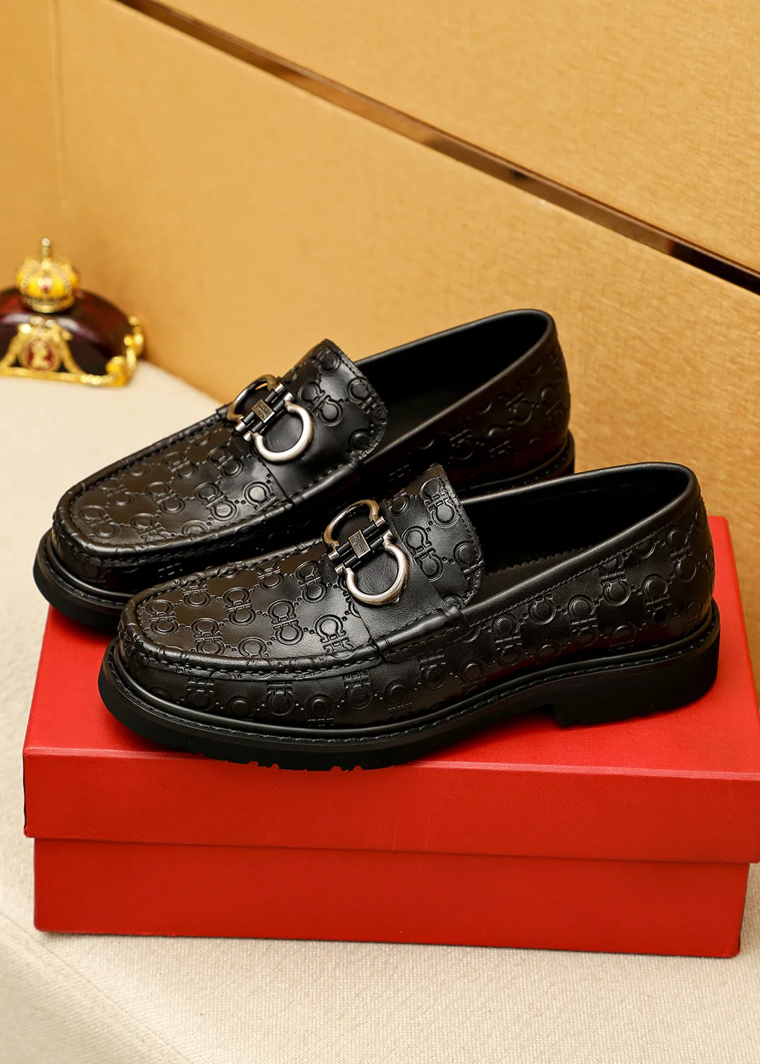 Men's shoes 💰520 💐 Product trademark: Ferragamo "Ferragamo" casual leather shoes Regular size: 38-44 (45.46🉑️customized) Product materials: Selected imported first-layer calfskin embossed upper + original hardware buckle, imported water-dyed cow leather lining. Strong three-dimensional visual effect, original outsole color: 1⃣️color optional